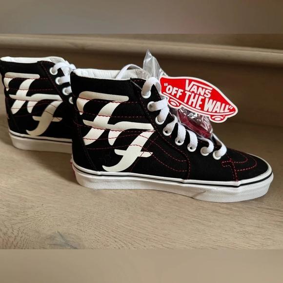 VANS Foo Fighters x Sk8- High 25th Anniversary
Size men’s 5 / woman’s size 6.5 - Picture 3 of 9